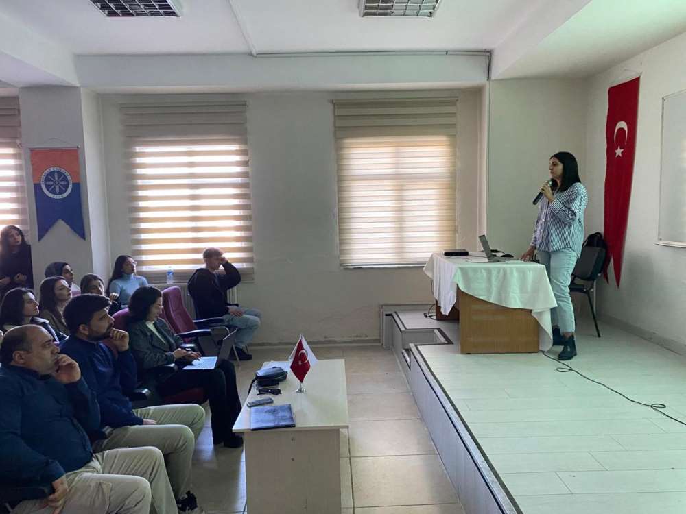 Üniversitemiz Meslek Yüksekokulu Öğrencilerine TÜBİTAK ve ÜNİDES Proje Yazma Eğitimi Verildi